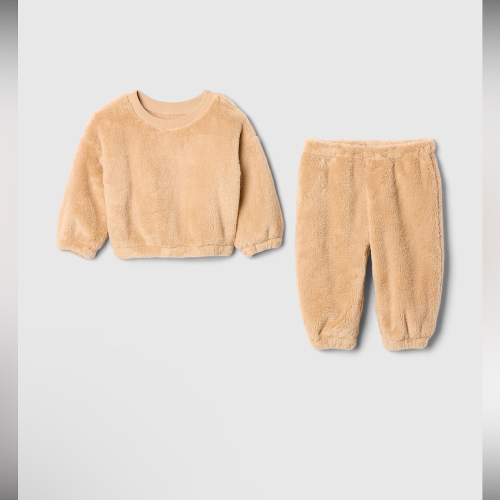 NWT GAP Baby Sherpa Two-Piece Outfit Set | 6-12 M | Brannon Brown